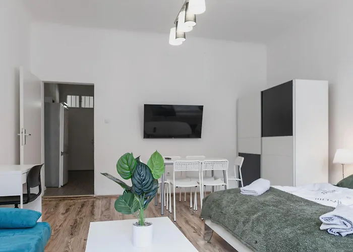 Beautiful 2br With Fast Wifi In Prime Location Apartment *